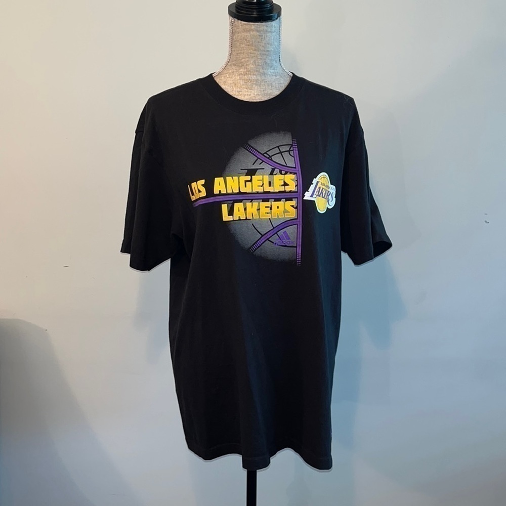 Los Angeles Lakers Men T-Shirt Large Black  Adidas
Short Sleeve Crew Neck Tee